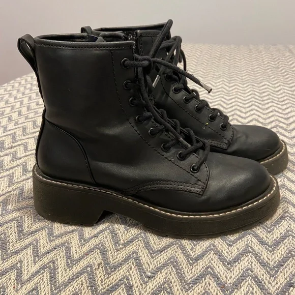 Madden Girl Carra Black Platform Combat Boots Sz 6.5 - Picture 2 of 7